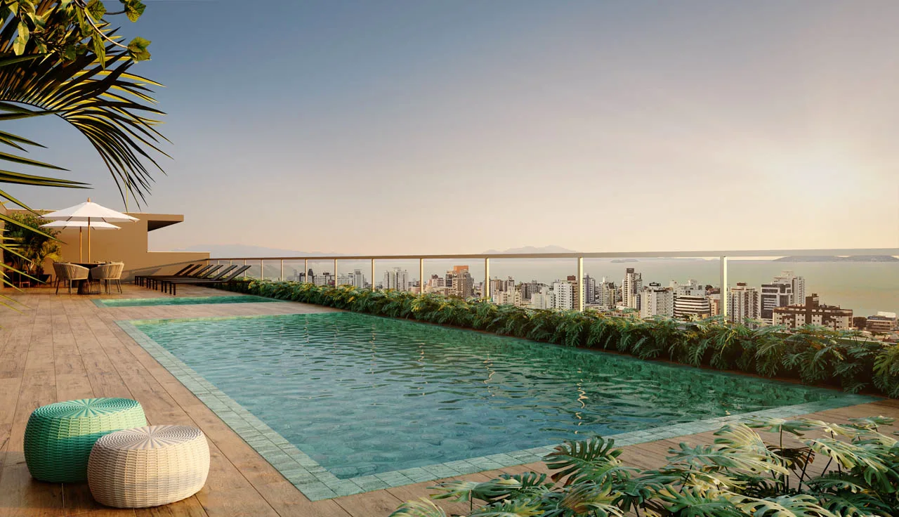 Piscina aquecida do rooftop do Unity, com deck e vista para o skyline e a baía de Florianópolis